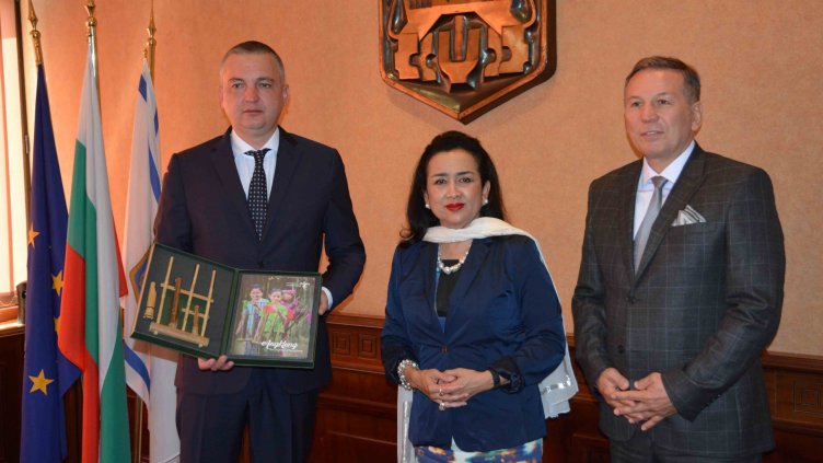 НЕЙНО ПРЕВЪЗХОДИТЕЛСТВО СРИ АСТАРИ РАСДЖИД – ПОСЛАНИК НА ИНДОНЕЗИЯ се срещна с кмета на Варна Иван Портних в присъствието на почетния консул Красимир Симов (вдясно). Снимка ПРЕССЛУЖБА ОБЩИНА ВАРНА