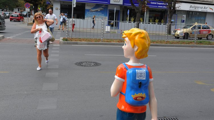 И Боби застана на пътя, за да привлича вниманието на шофьорите