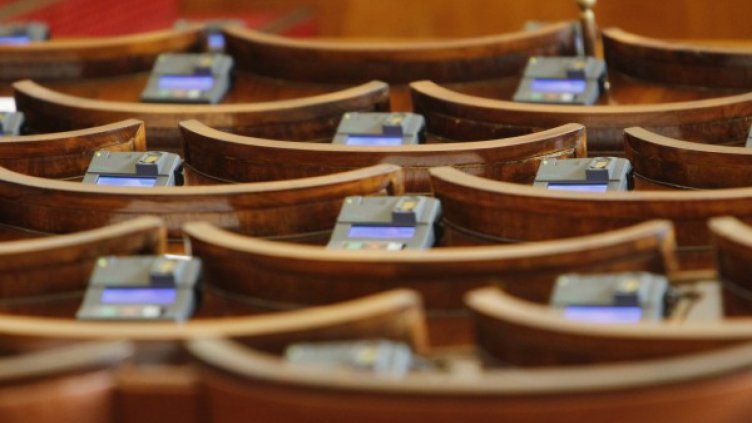 За година: Командировъчните на депутатите гонят милион