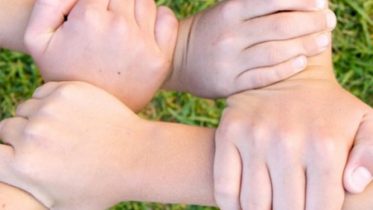 Българинът предпочита да се среща с приятелите пред роднините