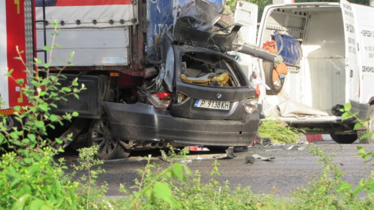 Двама младежи загинаха след сблъсък в паркиран тир