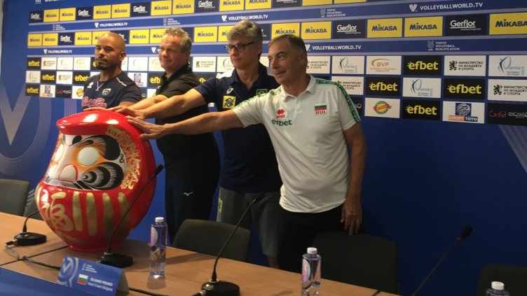 ТРЕНЬОРИТЕ И НА 4-ТЕ ОТБОРА ВЪВ ВОЛЕЙБОЛНАТА КВАЛИФИКАЦИЯ ПОСЯГАТ КЪМ ТРАДИЦИОННАТА ЯПОНСКА КУКЛА ДАРУМА – наградата за победителите в групите от квалификациите за Токио 2020. Снимка АВТОРЪТ