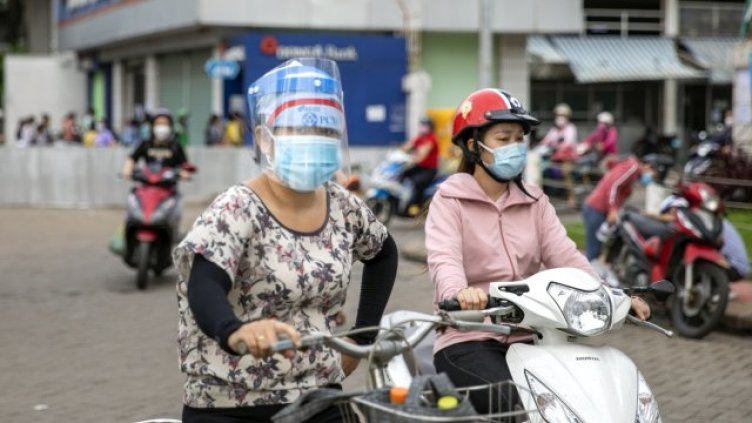 Караме COVID-19 по-леко, ако при контакт със заразен сме били с маска