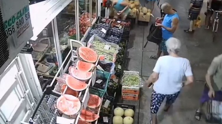 Нагла баба шета по пазара в Бургас. Виждали ли сте я? (ВИДЕО)