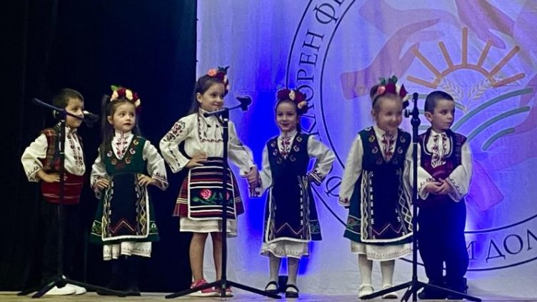 Фолклорният фестивал „Една земя за всички" се провежда във Вълчи дол