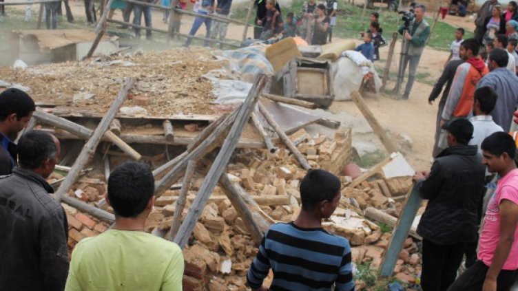 В Гърмен се напече: Къщите падат, ромите се вдигат!
