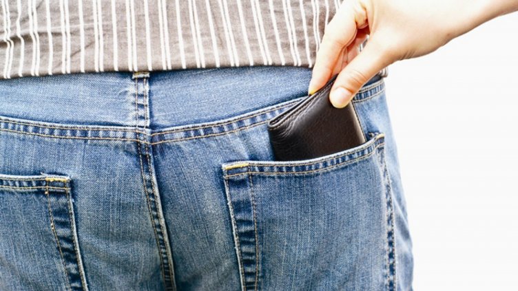 Добре облечени джебчийки шетат по празниците