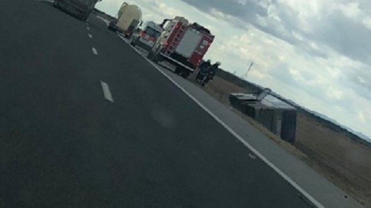 Автобус се обърна на "Тракия"