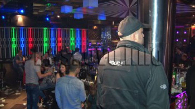 Нова нощна полицейска акция по заведения и улици