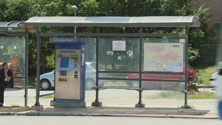 Опасен заслон дебне на спирка във Варна
