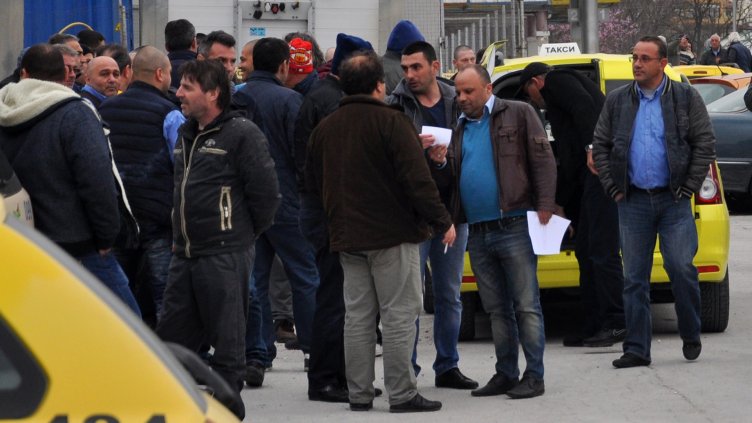 Таксиджиите готови на протести “до дупка” ако има патентен данък