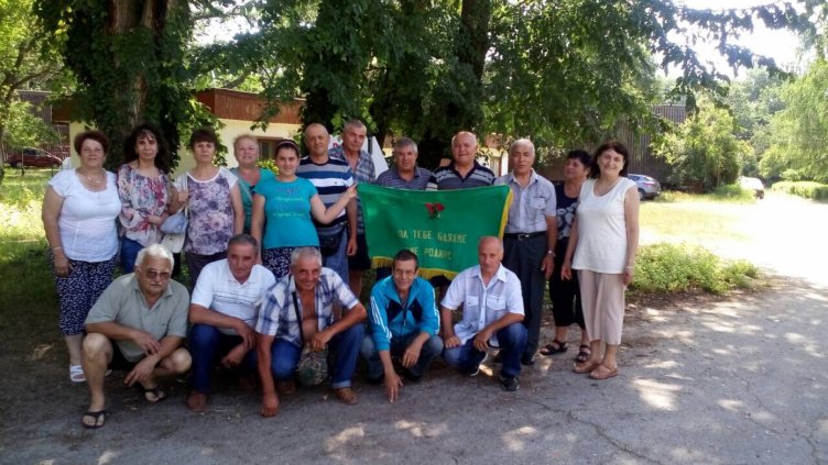 СЛЕД 43 ГОДИНИ ГРАНИЧАРИТЕ ОТ 11-А ЗАСТАВА КРАЙ МАЛКО ТЪРНОВО продължават да се събират около знамето.