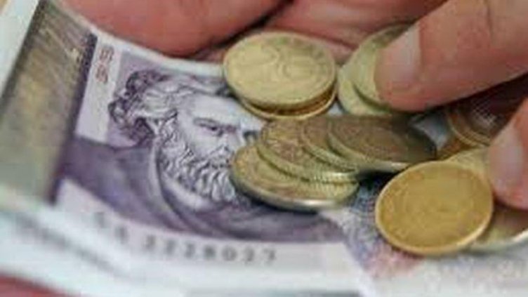 Вдигат социалната пенсия за старост с 2,15 лева