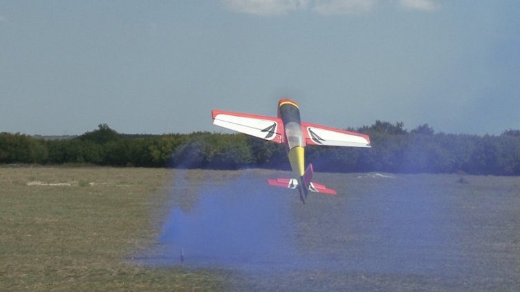 Десетки авиомоделисти направиха  невероятно шоу в небето край Варна