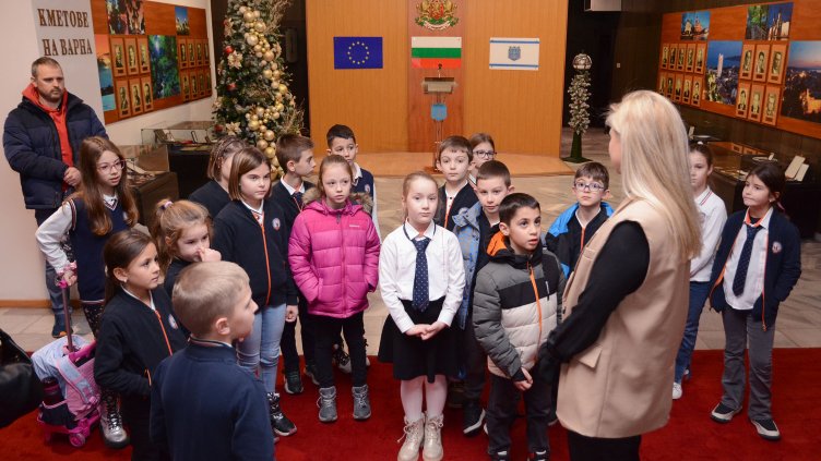 Връчиха грамоти на малките дарители на Приюта за кучета в с. Каменар