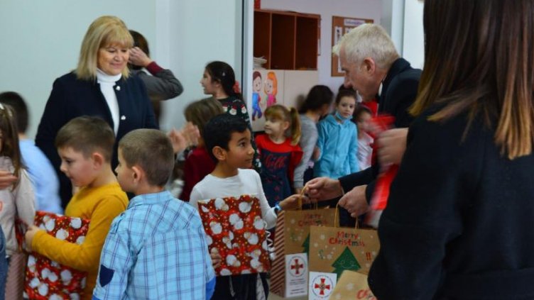 Варненски рицари зарадваха деца за Коледа