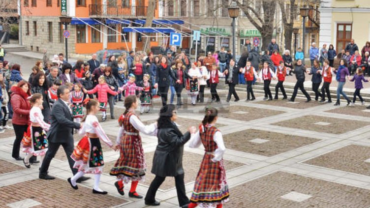 Първокласници се врекоха във вярност към България в Елена