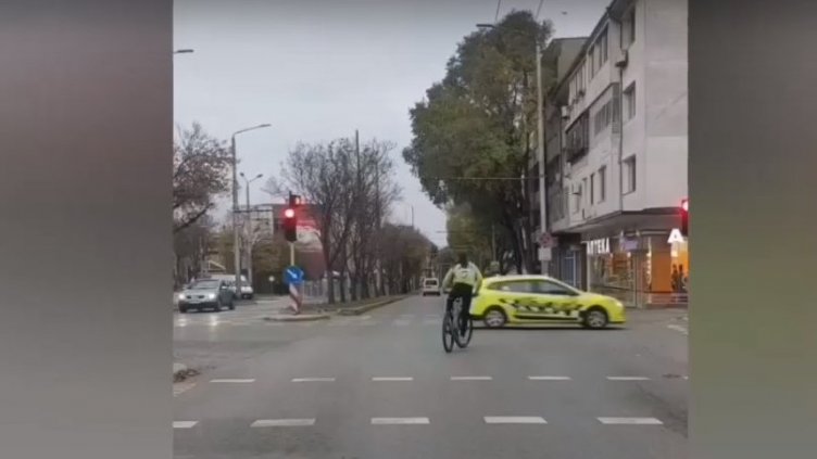 "Аз знам как карам, със 100 карам!", рекъл велосипедистът от Варна (ВИДЕО)