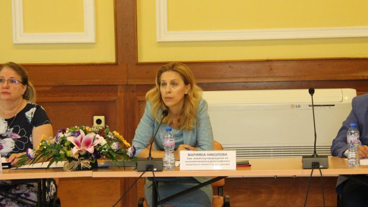 Помощта от 210 лв. за основни туристически услуги за вътрешен туризъм в обектите и местата за настаняване за работещите на първа линия ще е в подкрепа на целия сектор