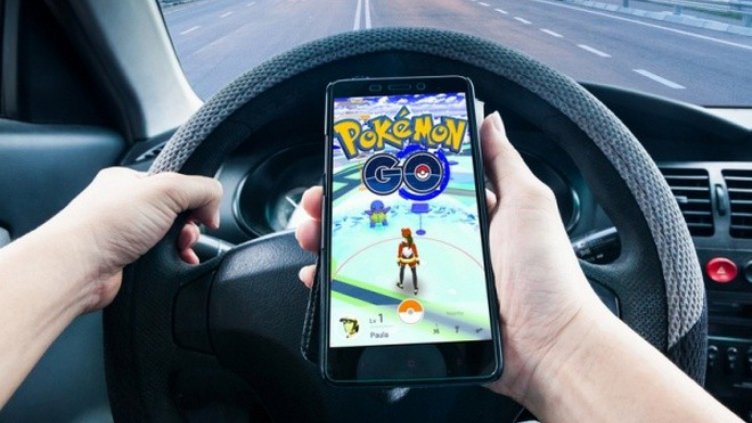 10 г. затвор за шофьор, загледал се в смартфона си