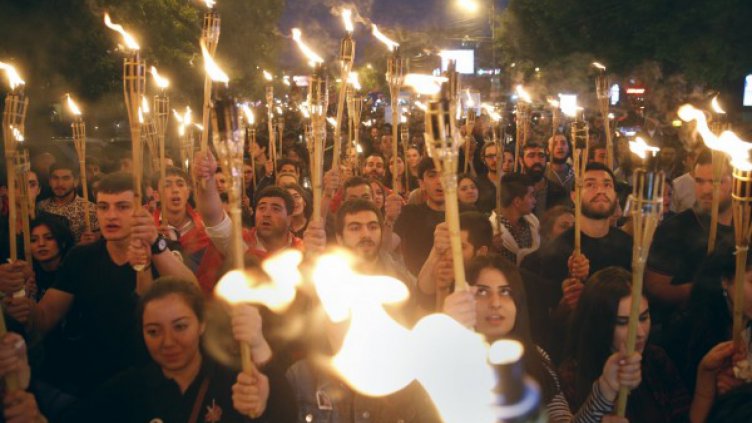 Хиляди се събраха край мемориала на жертвите на арменския геноцид