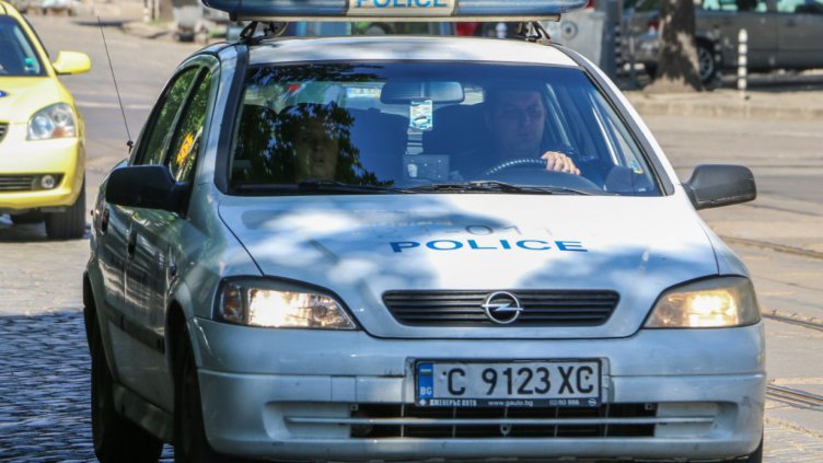 Задържаха след гонка дрогиран шофьор без книжка