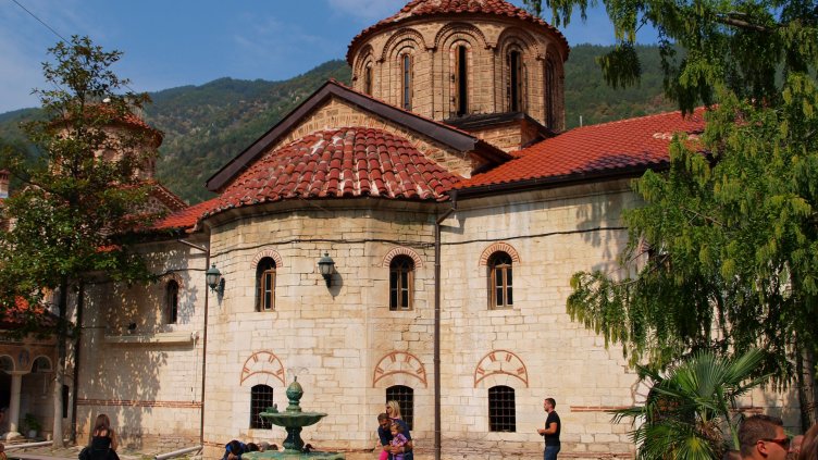 Робот спасява стенописите в Бачковския манастир от влагата