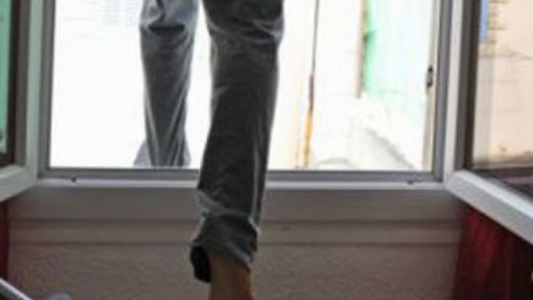 Луд късмет! Наркоманът Бебето оцелял след полет от 15-ия етаж