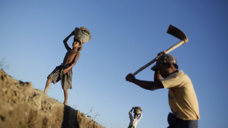 Свлачище в Мианмар уби 90 души