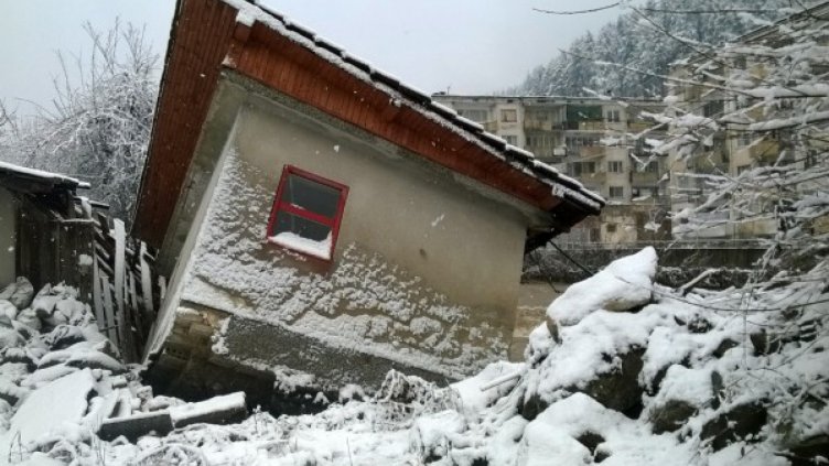 Автомобили и постройка паднаха в реката в Рудозем