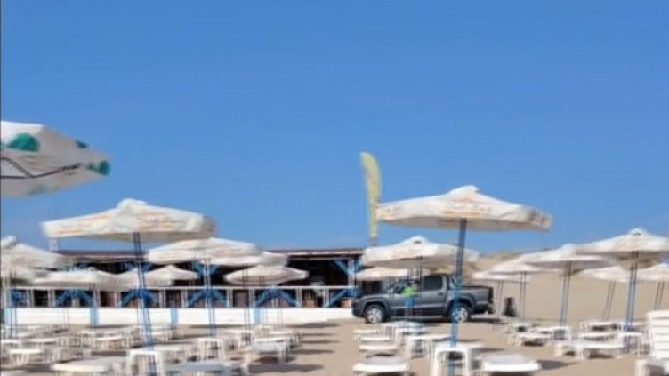 Шофьор подкара джипа си между чадърите на плажа 