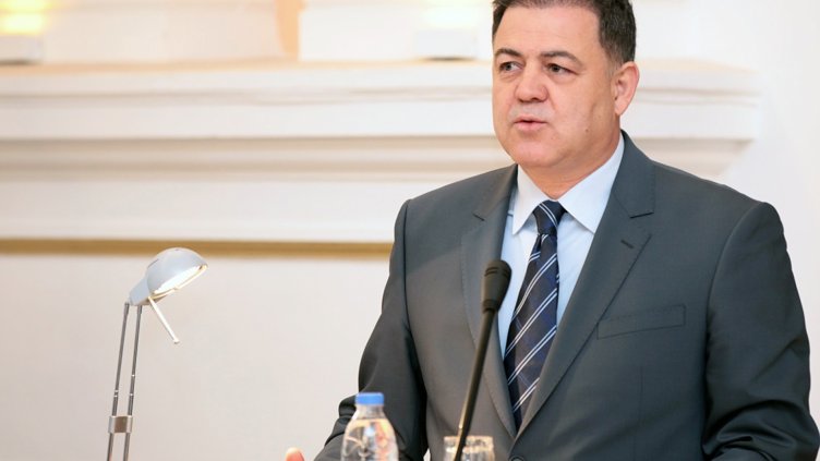 Военният министър спира обществени поръчки за десетки милиони