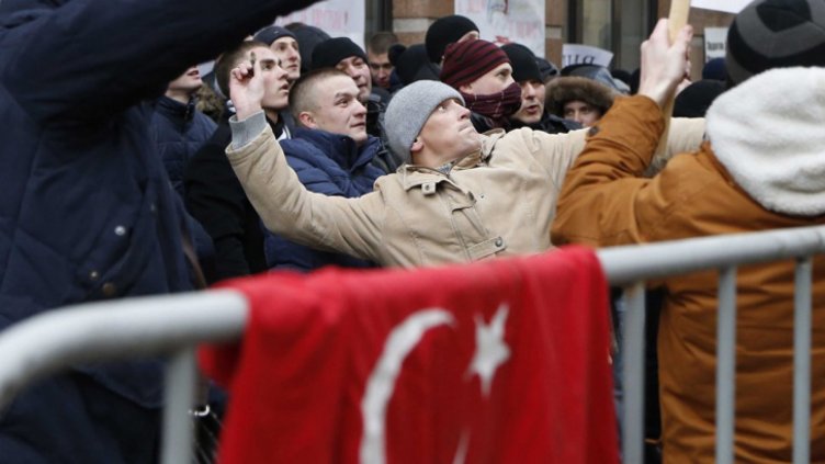 Яйца и камъни срещу турското посолство в Москва