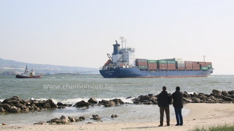 Контейнеровоз заседна край Варна (СНИМКИ)