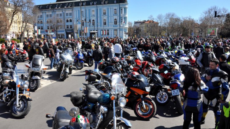 Заради откриването на мотосезона забраняват паркирането пред Катедралата в събота