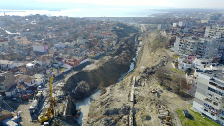 Тази нощ затварят едното платно на бул. Вл. Варненчик