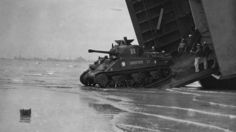 Гръцки танко-десантен кораб пристига във Варна