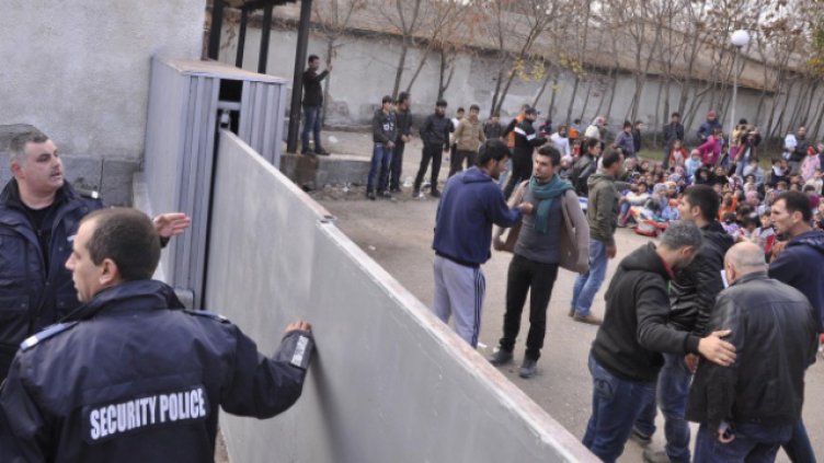 26 мигранти от центъра в Харманли имат краста, 18 - варицела