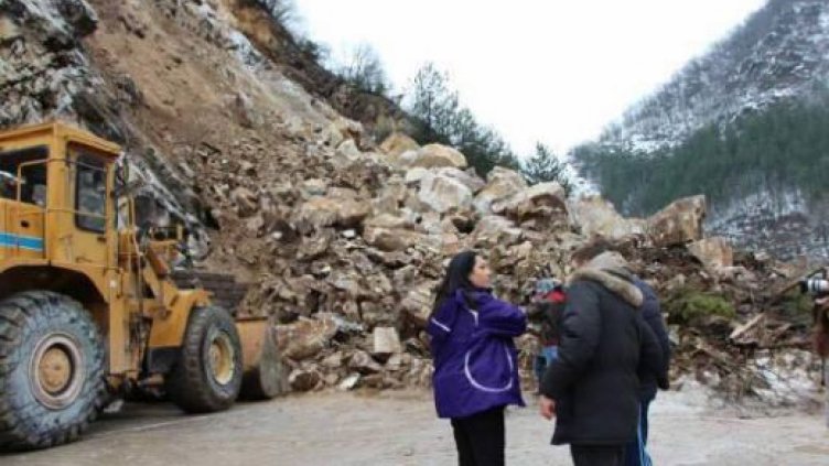 Борисов: Огромно срутище затвори пътя между Бачково и Наречен