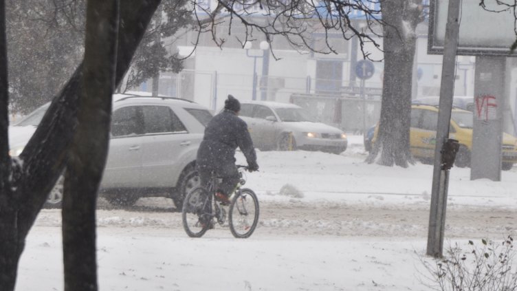 Варненци карат колело в снежната буря