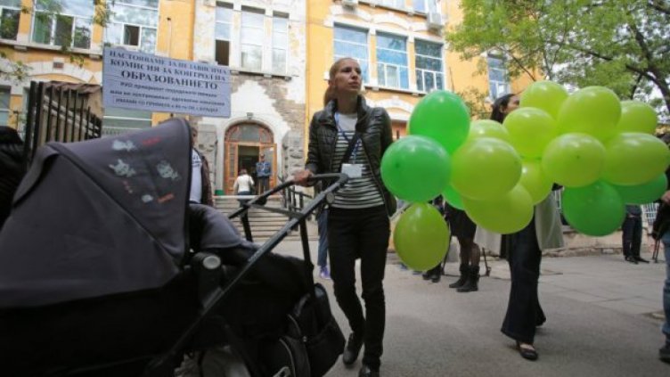 Протест в зелено и жълто: Агресията в клас вдигна родители