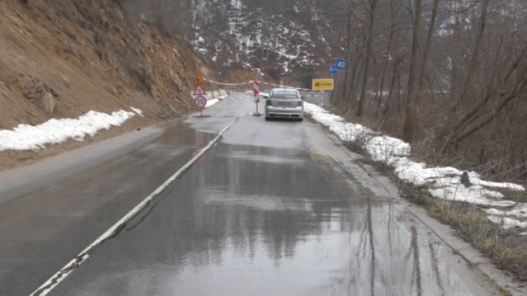 Падащи камъни затвориха път в Смолянско
