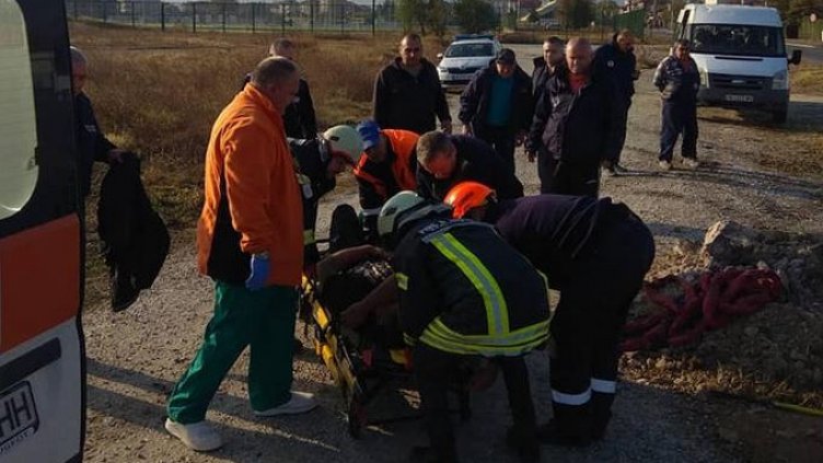 Мъж падна в тръба, остана заклещен цяла нощ (СНИМКИ)