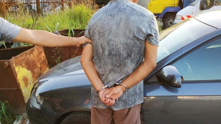 Пиян рецидивист мачка коли пред блока и бяга