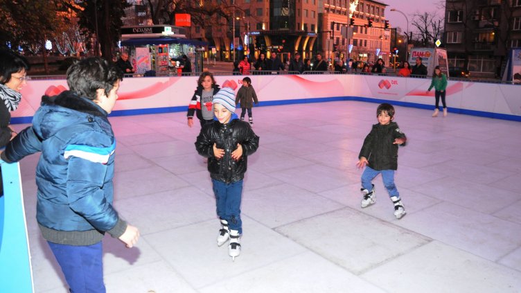 Безплатна ледена пързалка вече радва варненци (СНИМКИ)