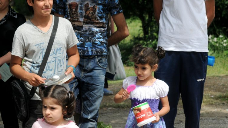 Бежанци протестираха с тенджери и черпаци