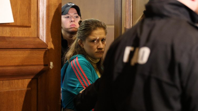 Ксения, обвинена за убийството на двете си деца във Вакарел, остава в ареста