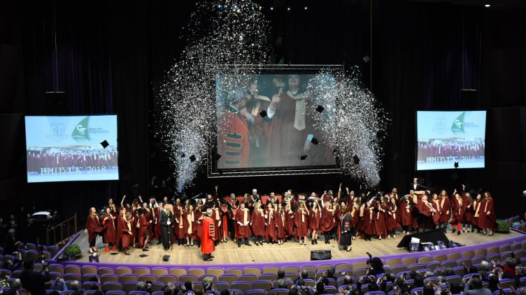 Връчиха дипломите на 63-ма магистър-фармацевти от Медицинския университет във Варна (СНИМКИ)