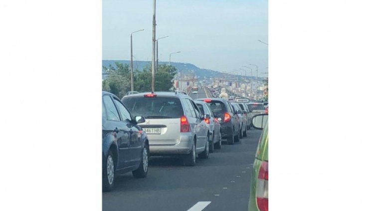 Неспазена дистанция причини катастрофа на Аспаруховия мост