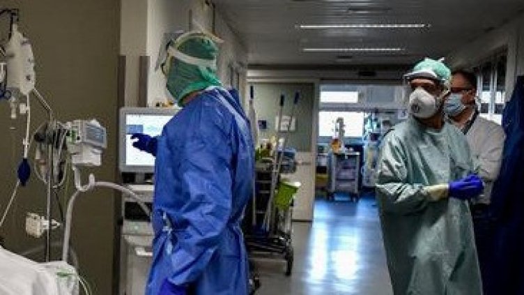 Новородено почина от COVID-19